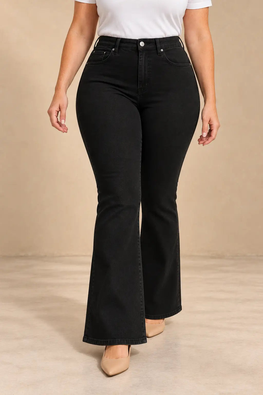Pantalón Cashia Denim 500 negro, talla XL, medio plano inferior con camiseta blanca.