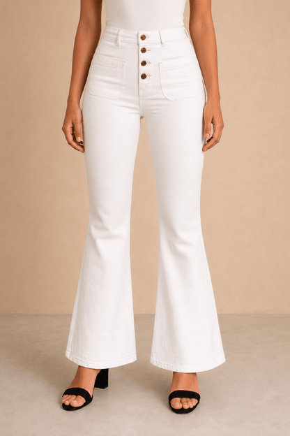 Pantalón Cashia Denim 502 blanco acampanado, vista frontal desde la cintura hasta los pies.