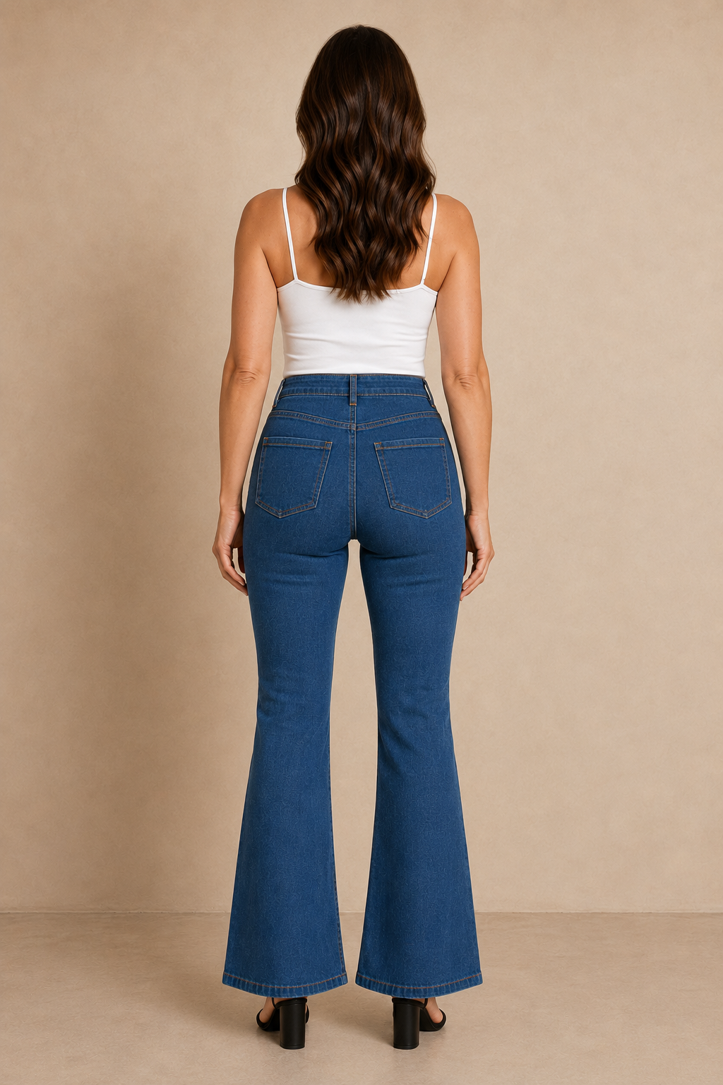 Modelo morena con Pantalón Cashia Denim Acampanado, vista de espalda de cuerpo entero.