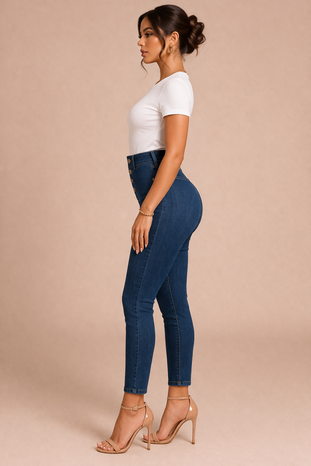 Pantalón denim azul mujer de perfil con cintura alta y detalle de botones sin bolsillos traseros estilo elegante Cashia