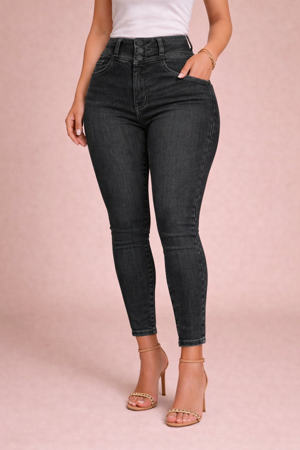 Detalle pantalón denim negro mujer de corte recto con cintura alta y triple botón forrado del mismo tejido Cashia