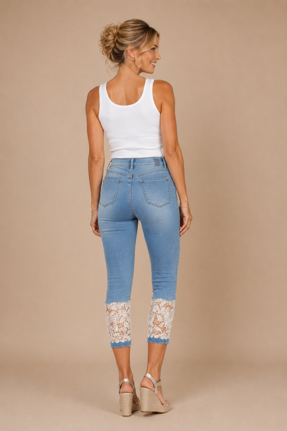 Vista trasera del Pantalón Cashia Denim Encaje azul claro con detalle de encaje blanco en el bajo sobre fondo nude Cashia