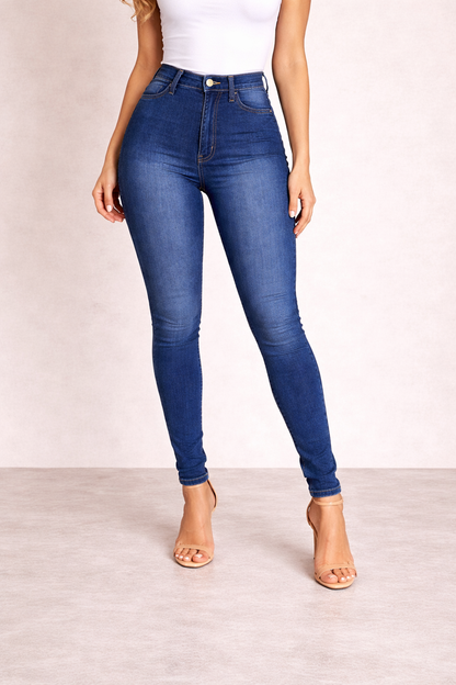 Pantalón Cashia denim slim fit azul ocuro de cintura alta vista frontal medio plano inferior con sandalias elegantes