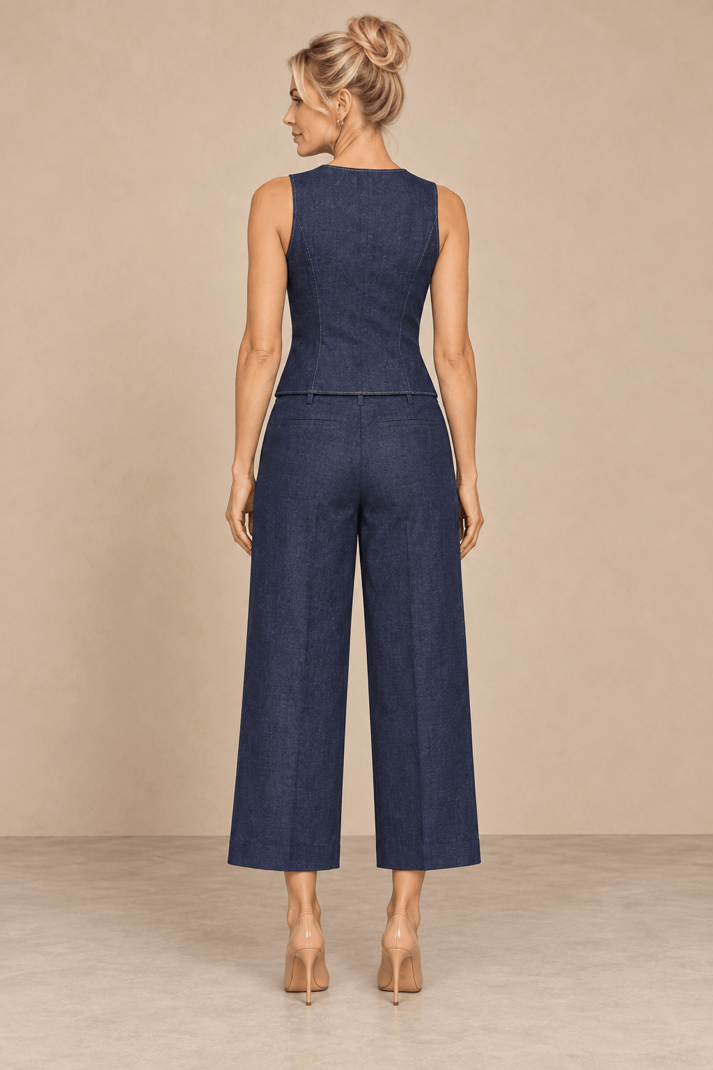 Pantalón Cashia Denim Vest azul oscuro al tobillo, vista trasera con chaleco coordinado.