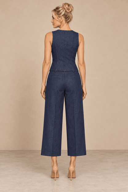 Pantalón Cashia Denim Vest azul oscuro al tobillo, vista trasera con chaleco coordinado.