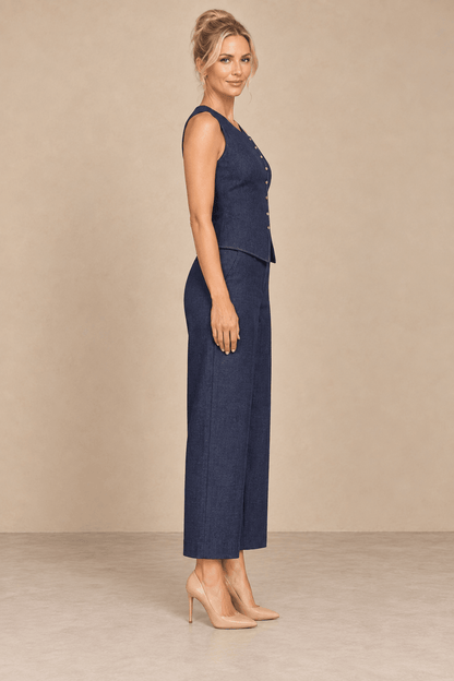 Pantalón Cashia Denim Vest azul oscuro de pernera ancha, vista de perfil con chaleco a juego.