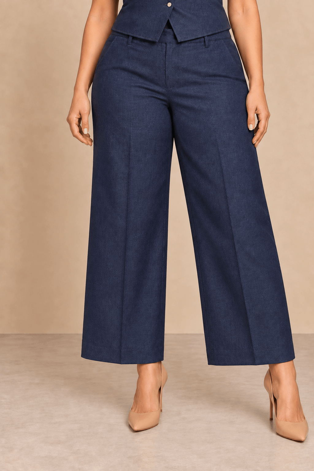 Pantalón Cashia Denim Vest azul oscuro al tobillo en talla L, medio plano inferior.