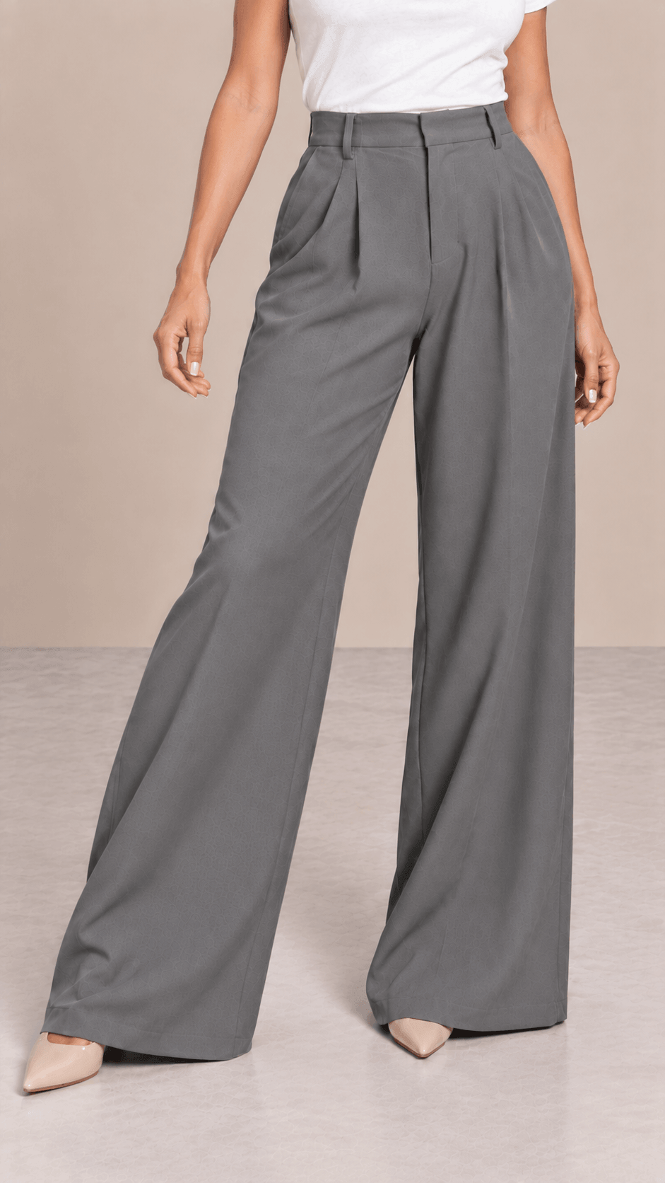Pantalón Cashia Flow gris talla M en medio plano inferior desde la cintura hasta los zapatos