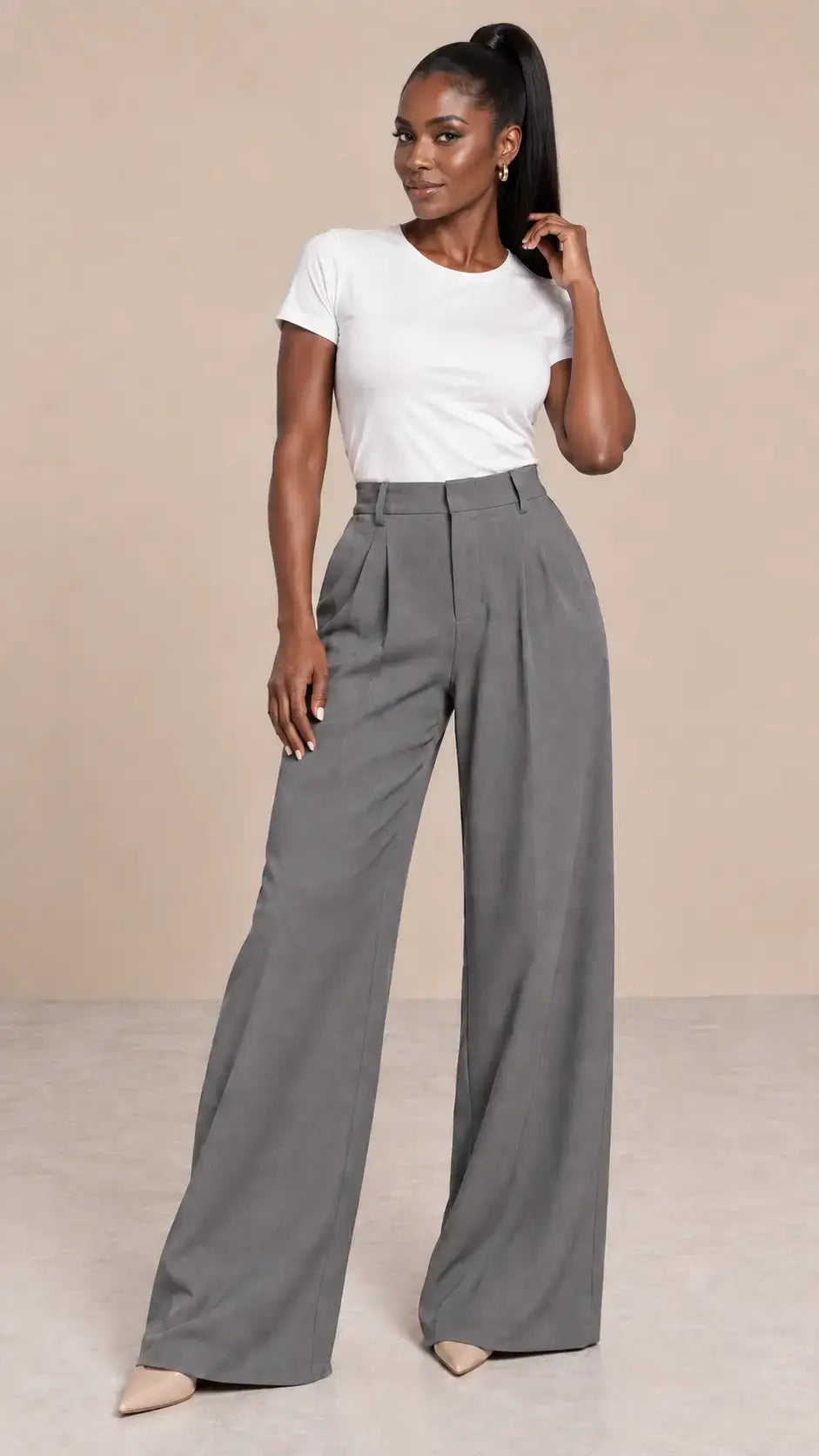 Pantalón Cashia Flow gris talla S en cuerpo entero con modelo negra