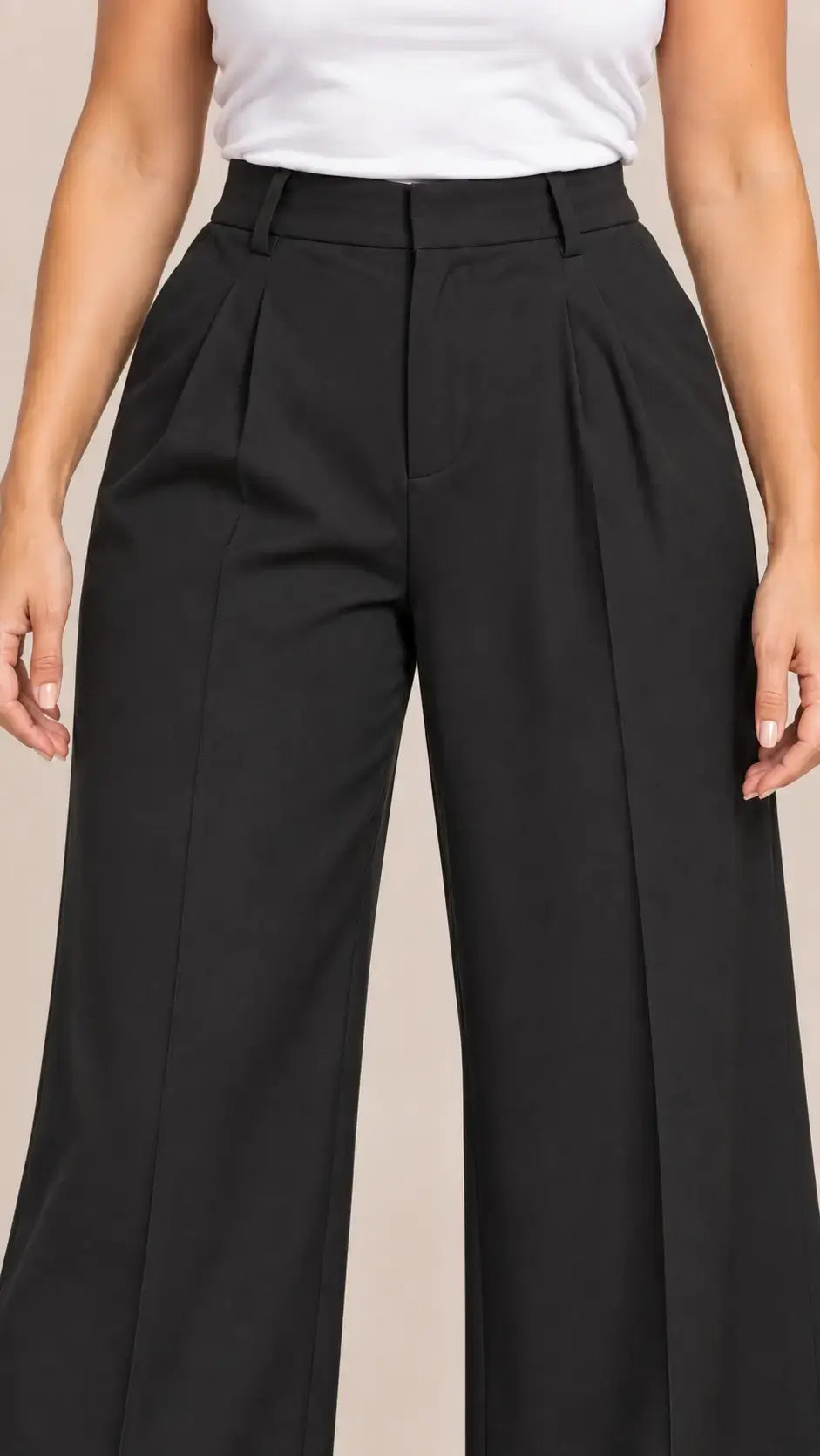 Detalle de la cintura, las trabillas y las pinzas del Pantalón Cashia Flow negro