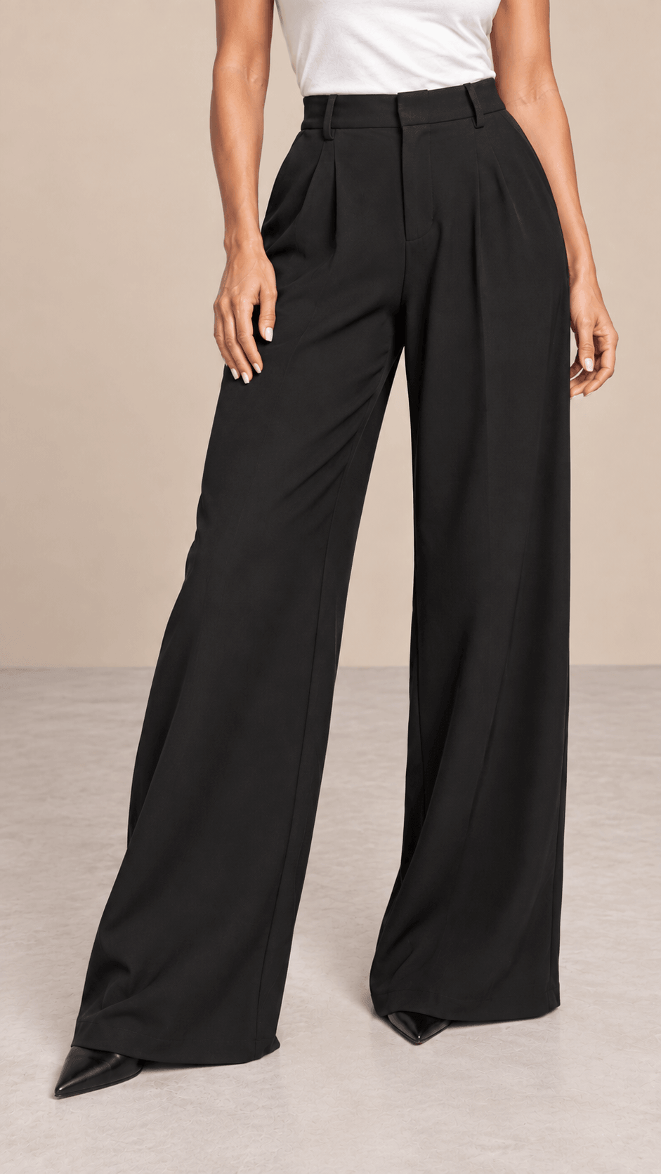Pantalón Cashia Flow negro en medio plano inferior desde la cintura hasta los zapatos