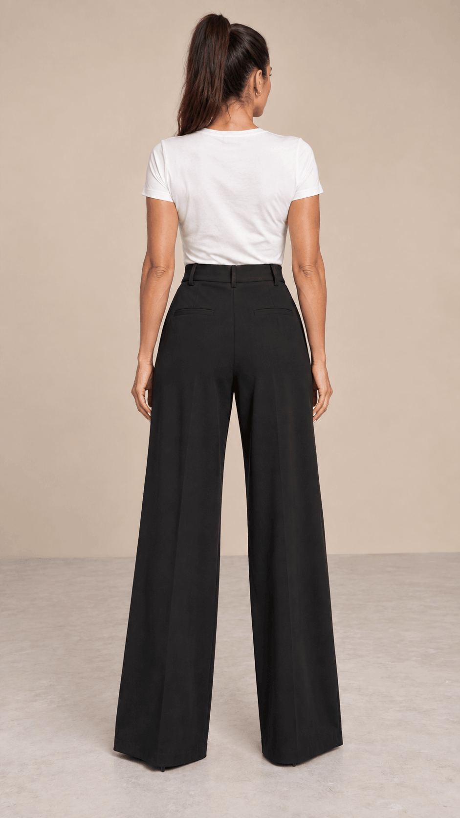 Pantalón Cashia Flow negro de pierna ancha visto desde la espalda