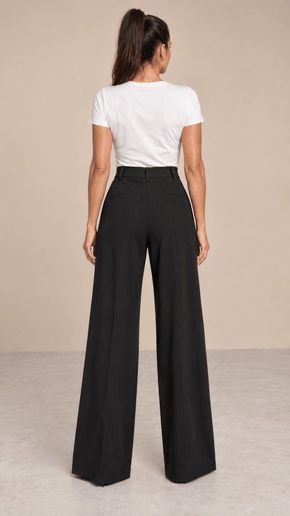 Pantalón Cashia Flow negro de pierna ancha visto desde la espalda