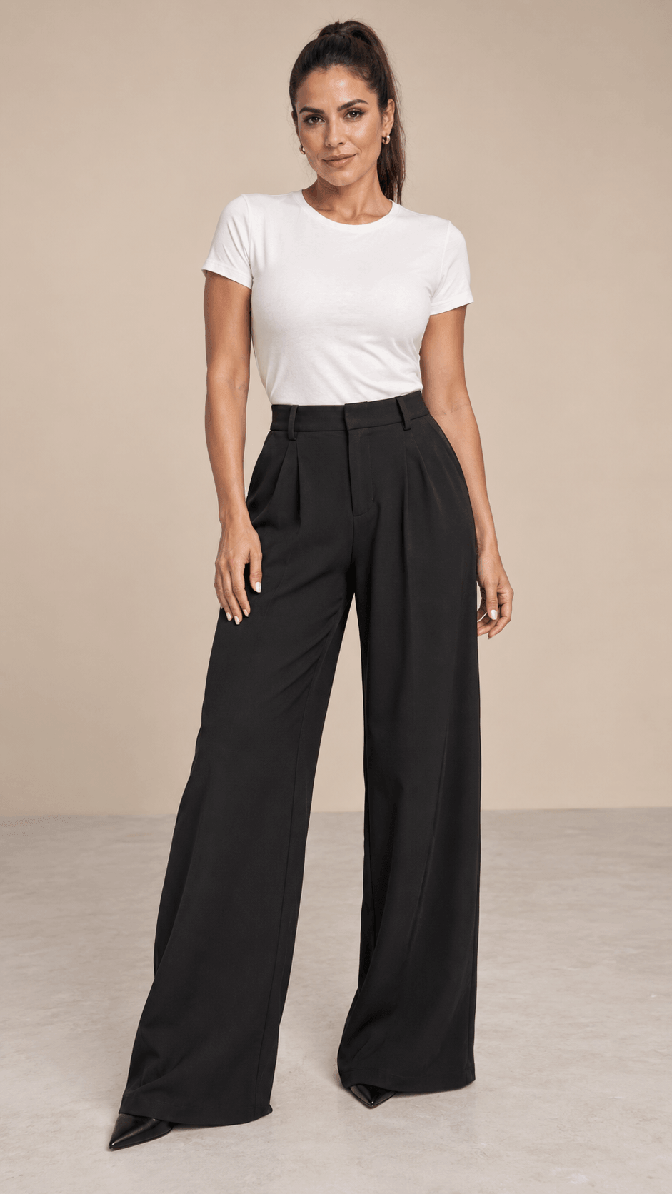 Pantalón Cashia Flow negro de pierna ancha en vista frontal con modelo morena