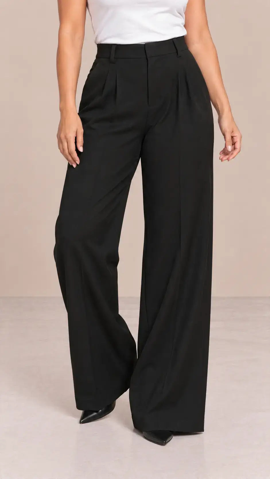 Pantalón Cashia Flow negro talla L en medio plano inferior desde la cintura hasta los zapatos