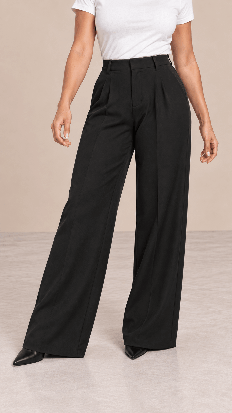 Pantalón Cashia Flow negro talla M en medio plano inferior desde la cintura hasta los zapatos