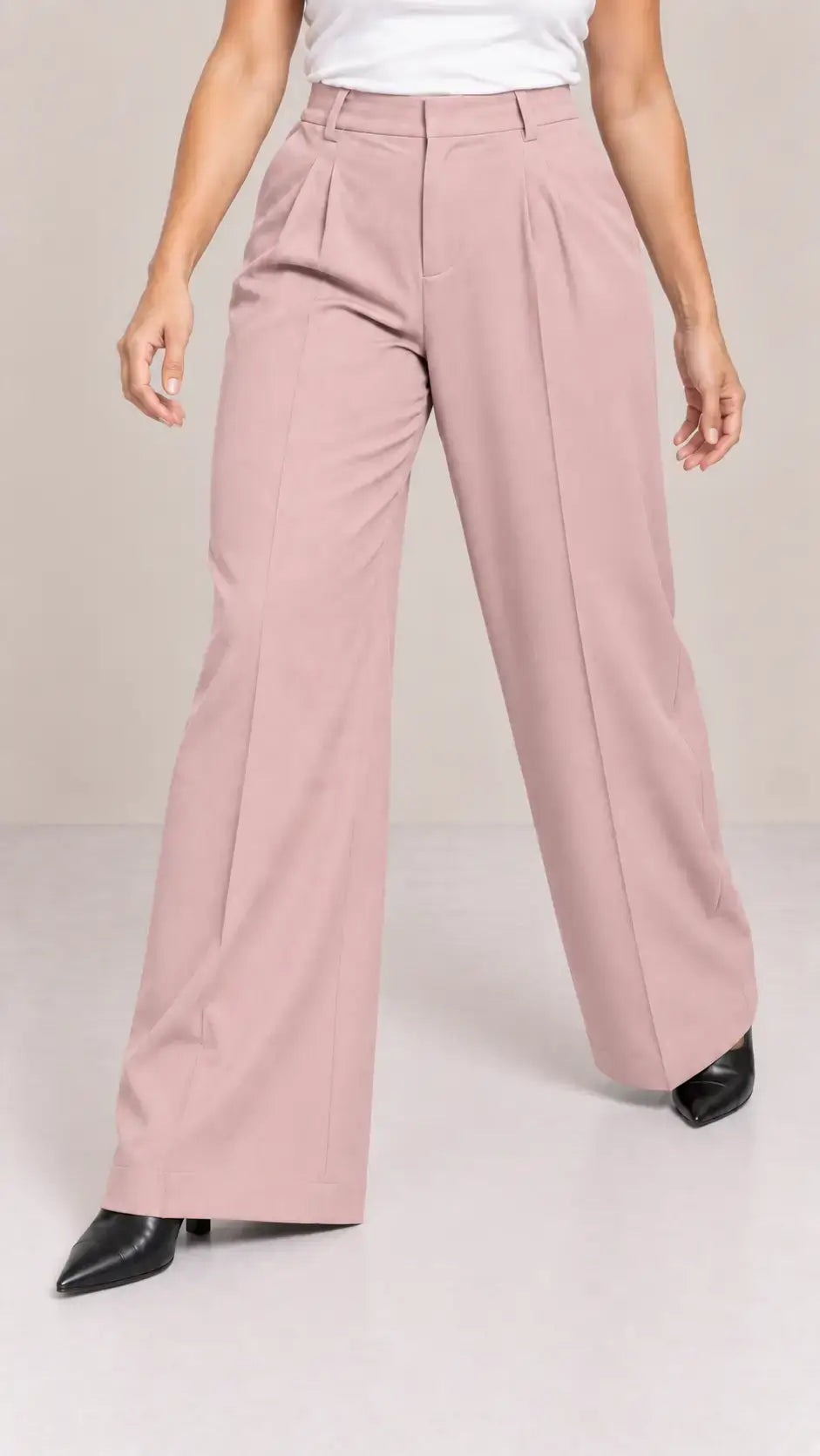 Pantalón Cashia Flow rosa empolvado talla S en medio plano inferior con modelo rubia