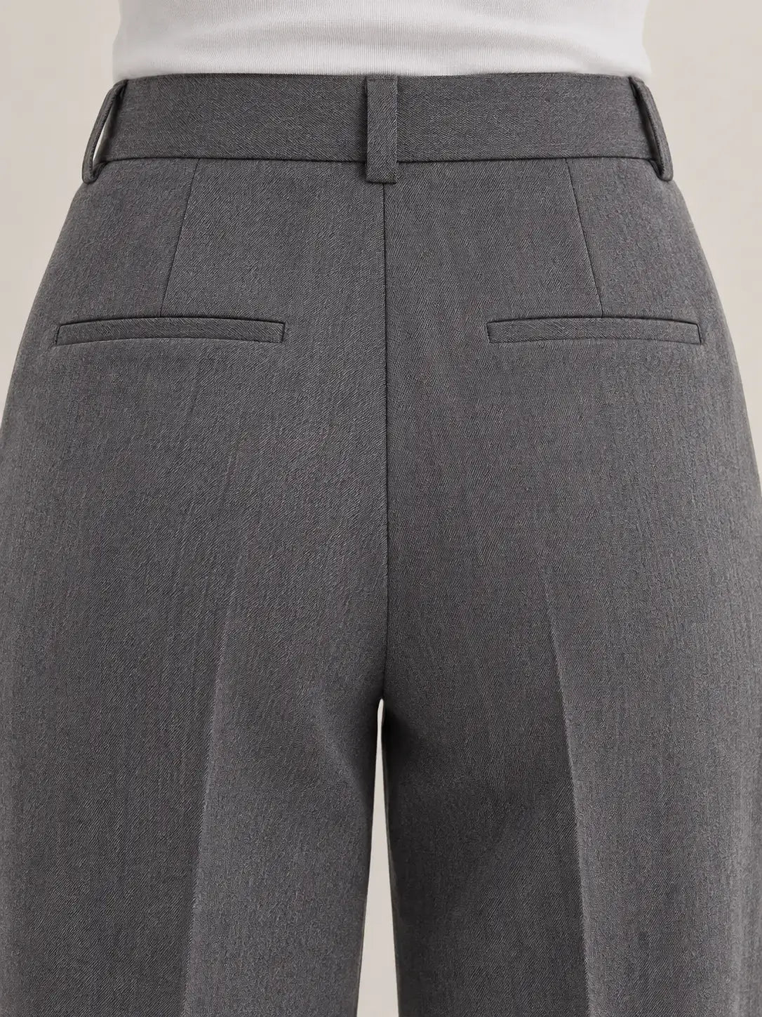 Pantalón de mujer de tiro alto con pinzas y pierna amplia Cashia Frame, vista trasera en color gris.