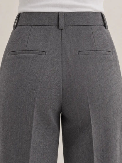 Pantalón de mujer de tiro alto con pinzas y pierna amplia Cashia Frame, vista trasera en color gris.