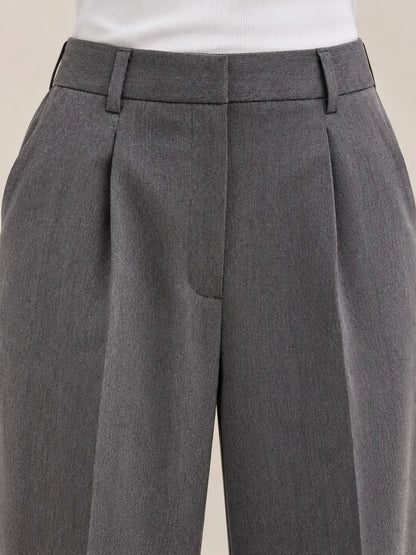 Pantalón de mujer de tiro alto con pinzas y pierna amplia. Pantalón de mujer tiro alto pinzas en color gris.