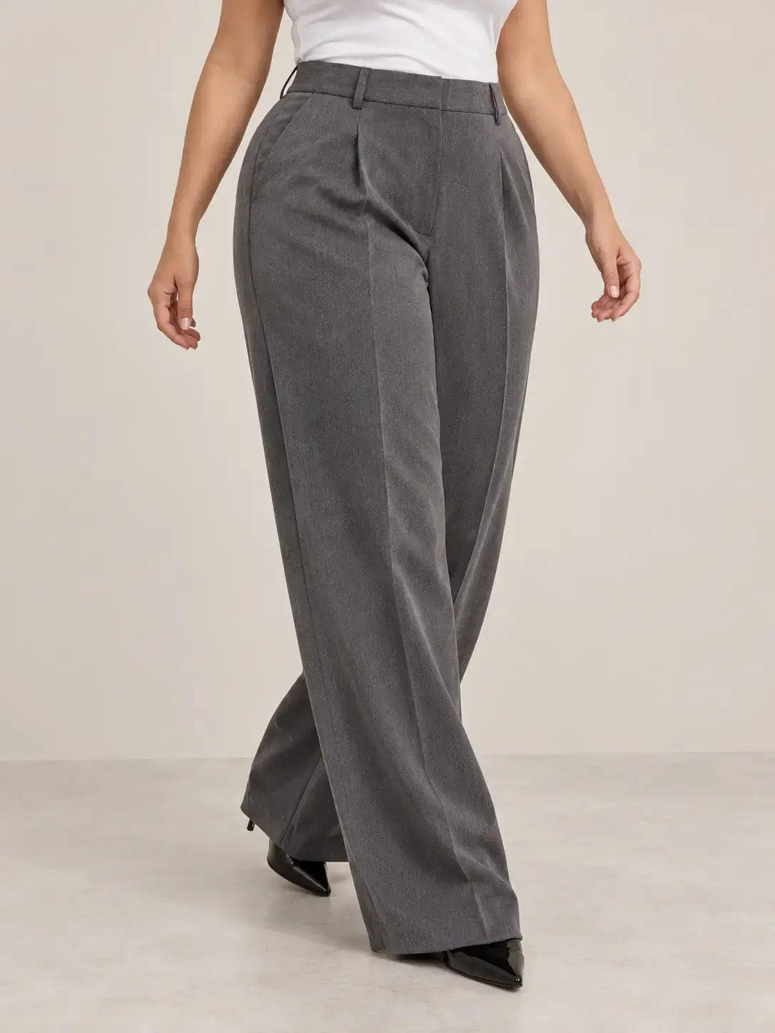 Pantalón de mujer tiro alto pinzas y pierna amplia en color gris, ideal para un estilo elegante y cómodo.