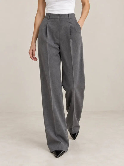 Pantalón de mujer de tiro alto con pinzas y pierna amplia Cashia Frame, ideal para looks elegantes y modernos.
