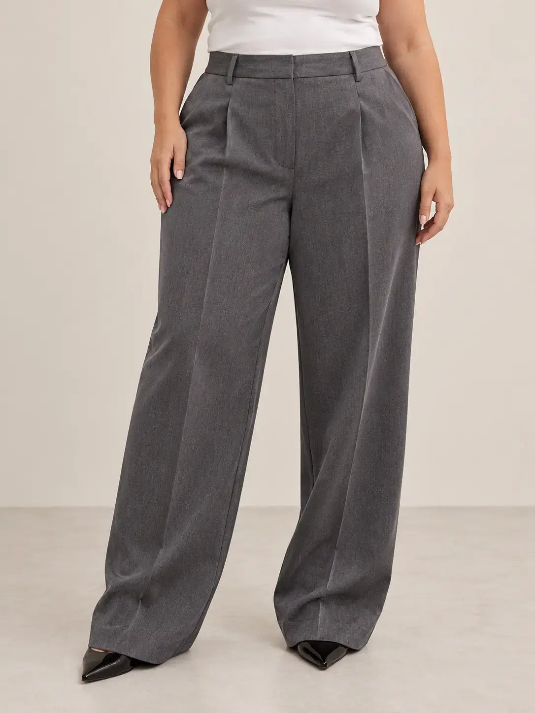 Pantalón de mujer de tiro alto con pinzas y pierna amplia Cashia Frame en color gris, ideal para un look elegante.