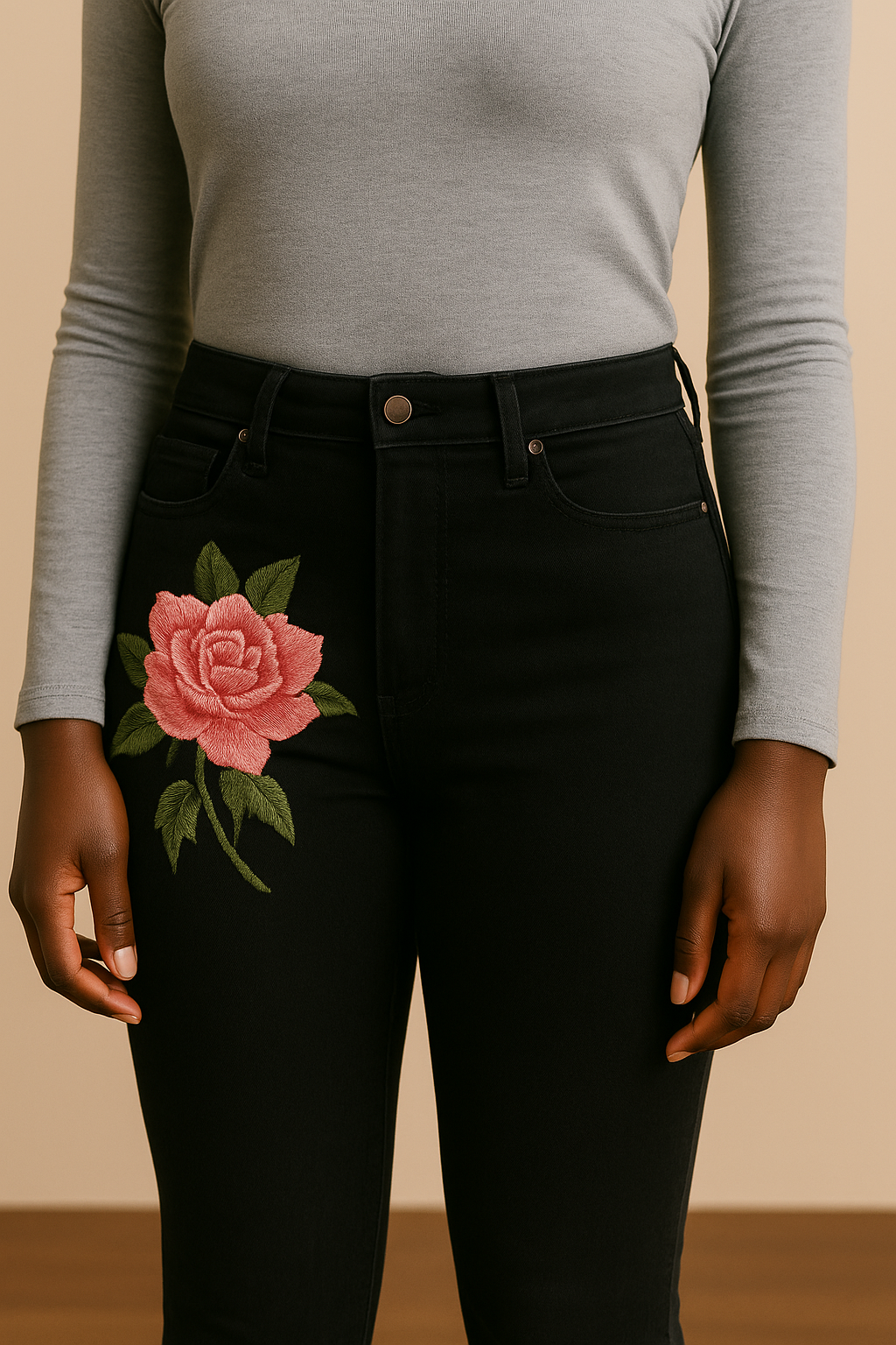 Pantalón Cahia Toledo, vaquero negro con bordado de flor, detalle del bordado