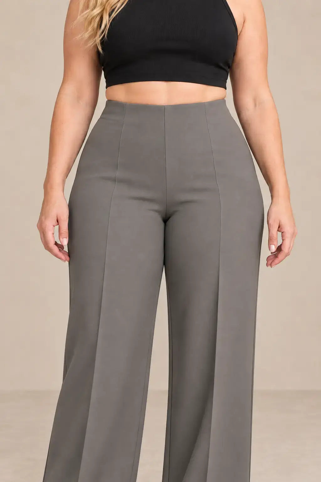 Pantalón de mujer tiro alto pierna amplia en color gris, ideal para un estilo elegante y contemporáneo.