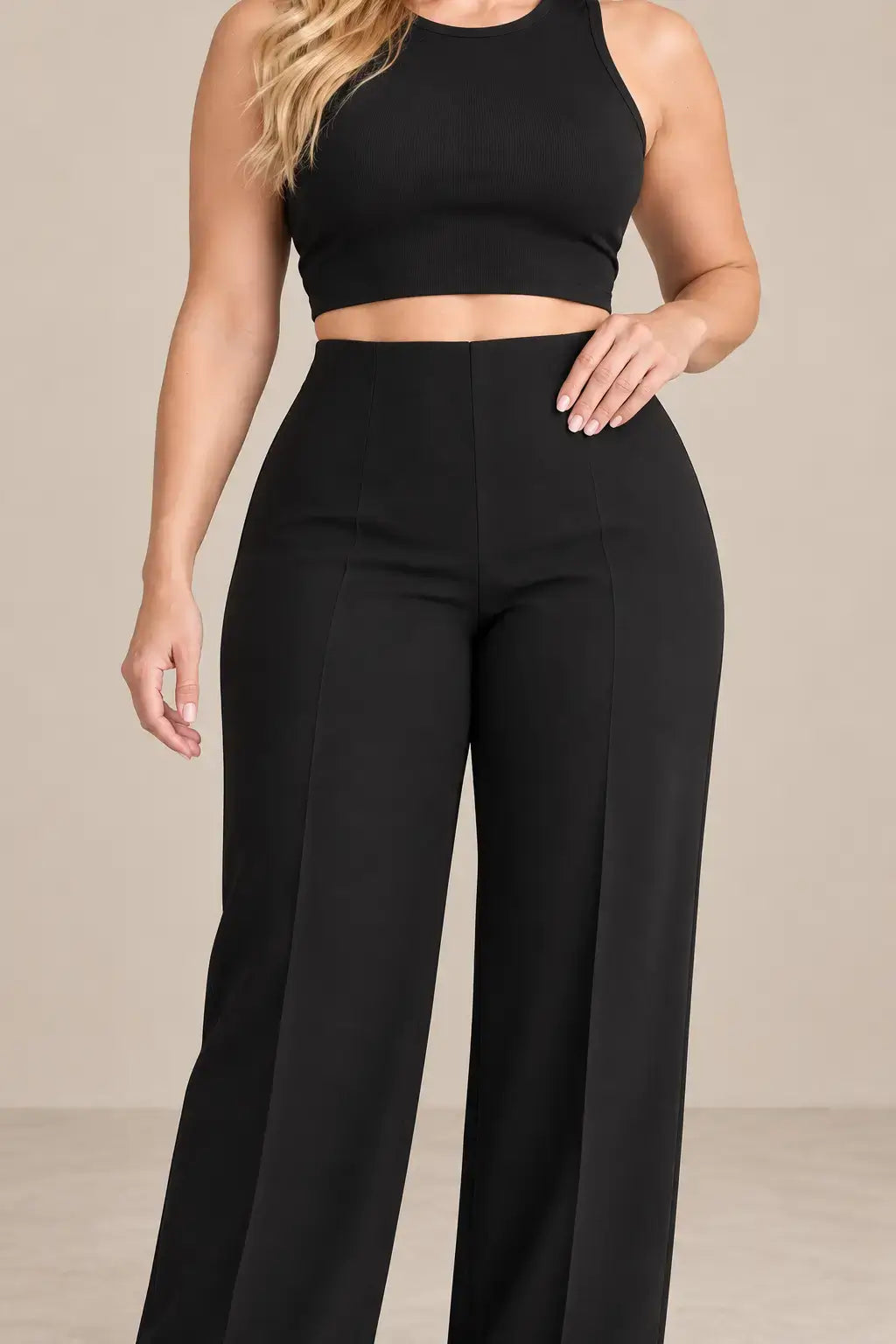 Mujer modelando pantalón de mujer tiro alto pierna amplia de Cashia Spire en color negro.