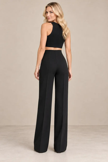 Mujer usando pantalón de mujer tiro alto pierna amplia de Cashia Spire, vista trasera, elegante y moderno.