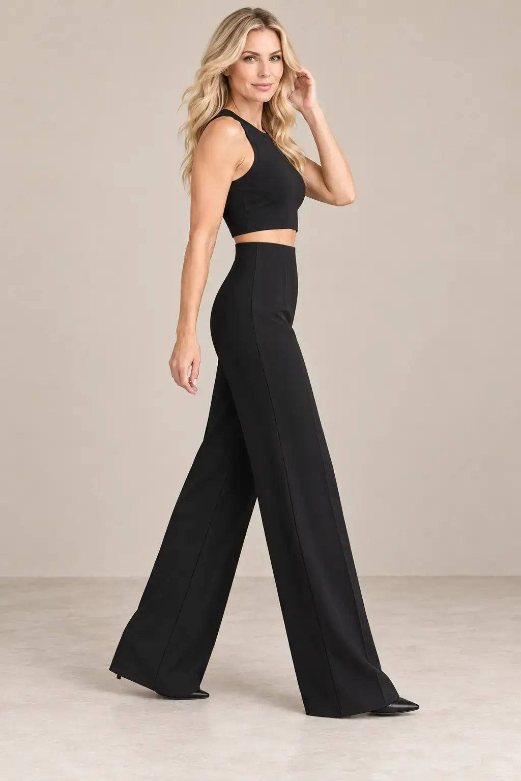 Mujer luciendo pantalón de mujer tiro alto pierna amplia Cashia Spire en color negro, estilo elegante y moderno.
