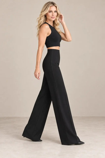 Mujer luciendo pantalón de mujer tiro alto pierna amplia Cashia Spire en color negro, estilo elegante y moderno.