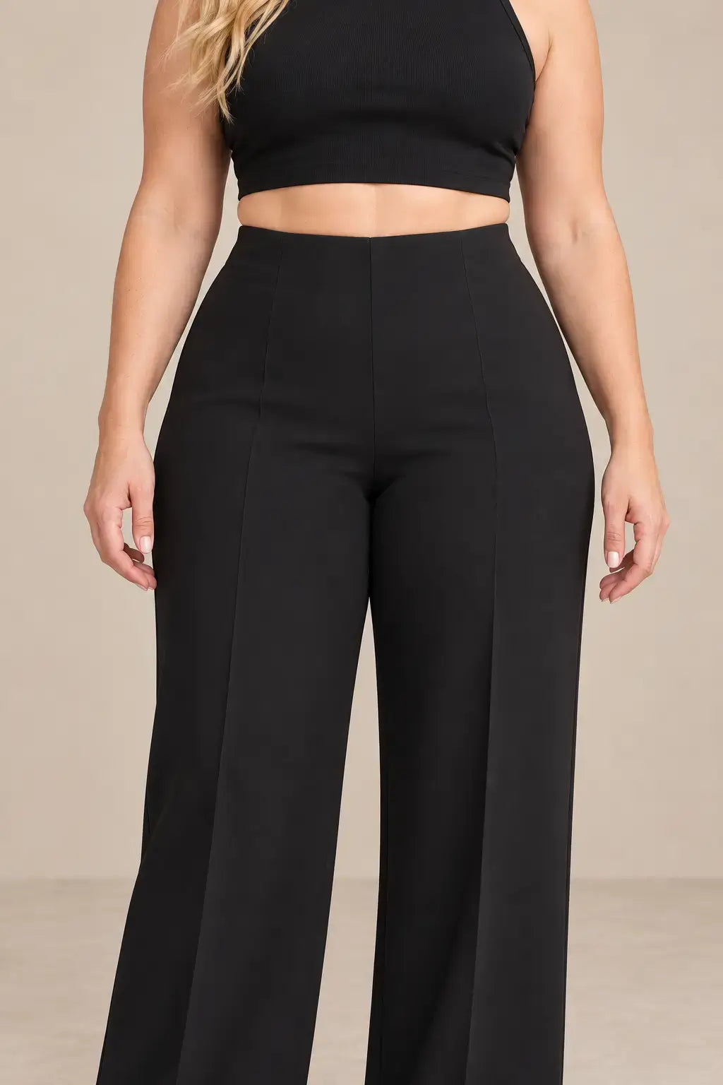 Pantalón de mujer tiro alto pierna amplia de Cashia Spire en color negro, con top ajustado.