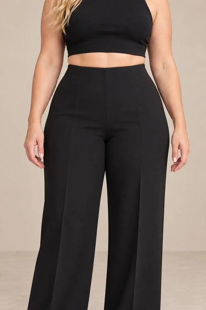 Pantalón de mujer tiro alto pierna amplia de Cashia Spire en color negro, con top ajustado.