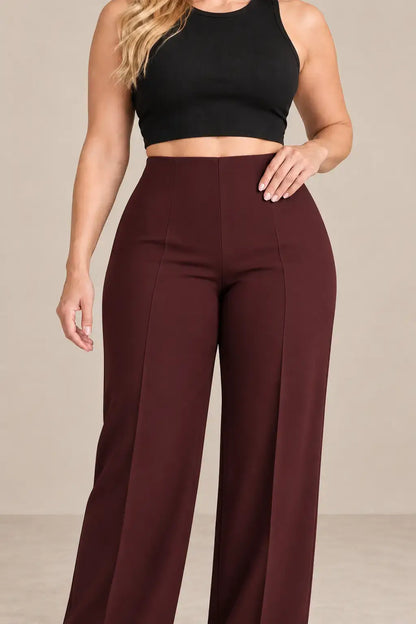 Pantalón de mujer tiro alto pierna amplia en color burdeos, con blusa negra ajustada, estilo moderno y elegante.
