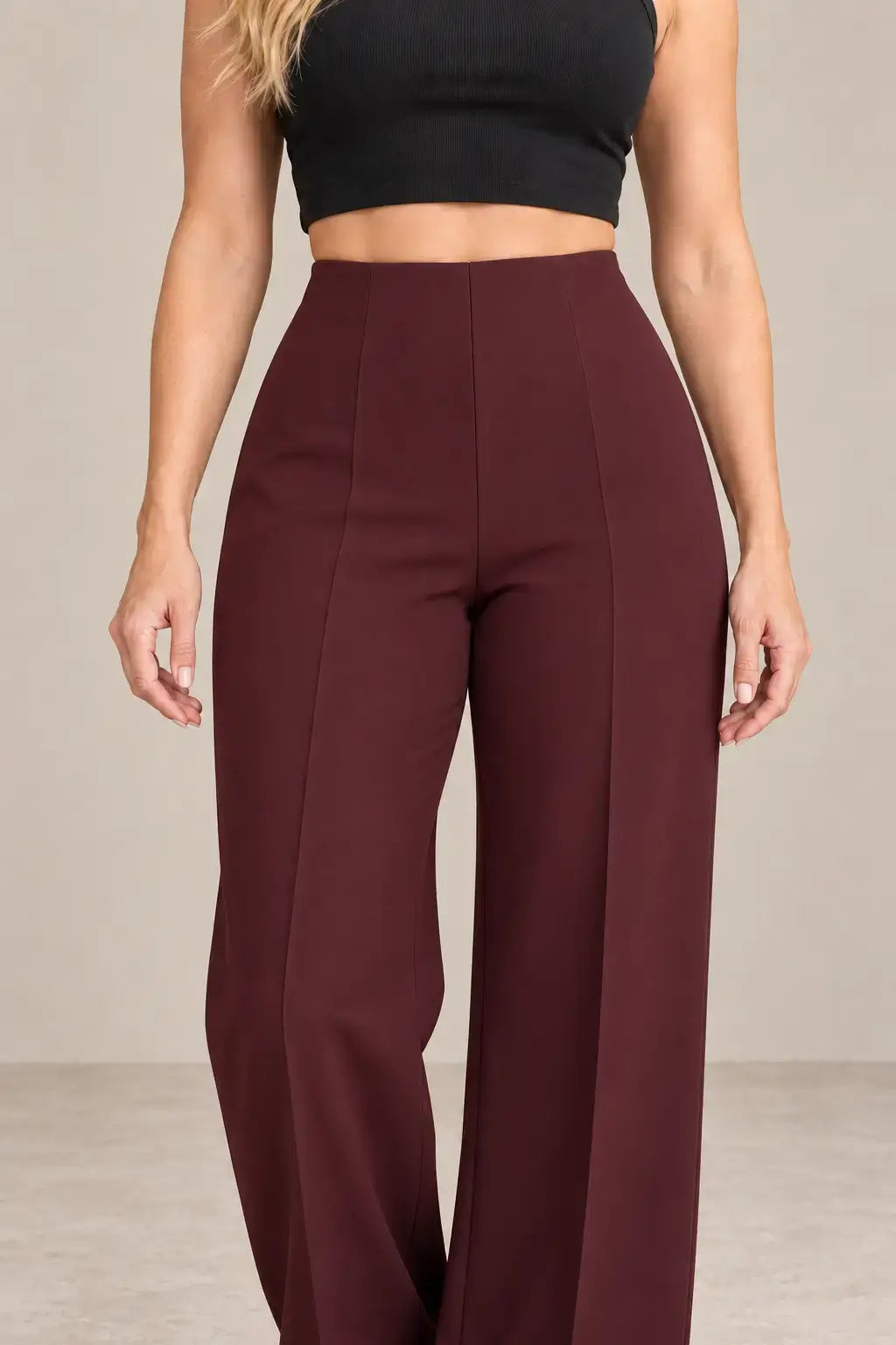 Pantalón de mujer tiro alto pierna amplia Cashia Spire en color burdeos, ideal para looks elegantes.