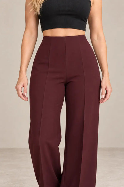 Pantalón de mujer tiro alto pierna amplia Cashia Spire en color burdeos, ideal para looks elegantes.