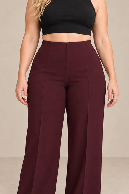 Pantalón de mujer tiro alto pierna amplia de Cashia Spire en color burdeos, look elegante y moderno.