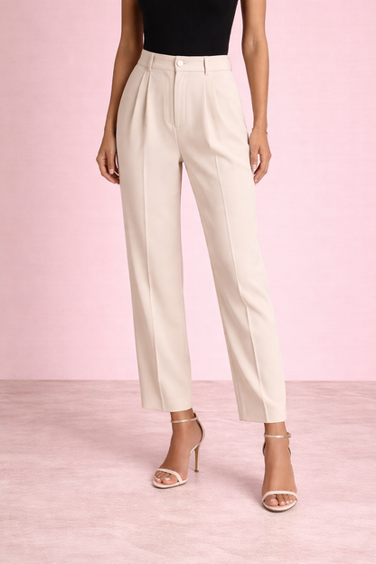 Pantalón Cashia Tallin beige de tiro alto y corte recto con pinzas delanteras, combinado con top negro y sandalias de tacón, vista frontal