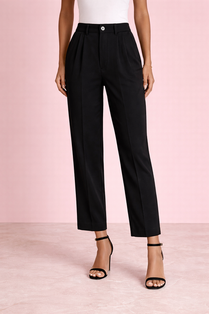 Detalle pantalón Cashia Tallin negro recto con tiro alto y pinzas delanteras, sin bolsillos, vista frontal