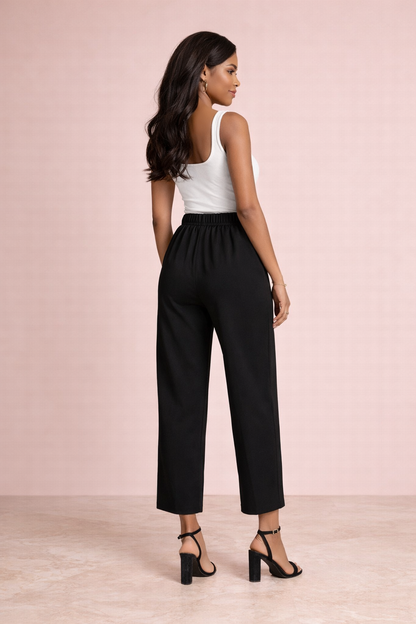 Pantalón Cashia Tallin negro con cintura trasera ligeramente fruncida y corte recto, vista posterior en modelo elegante