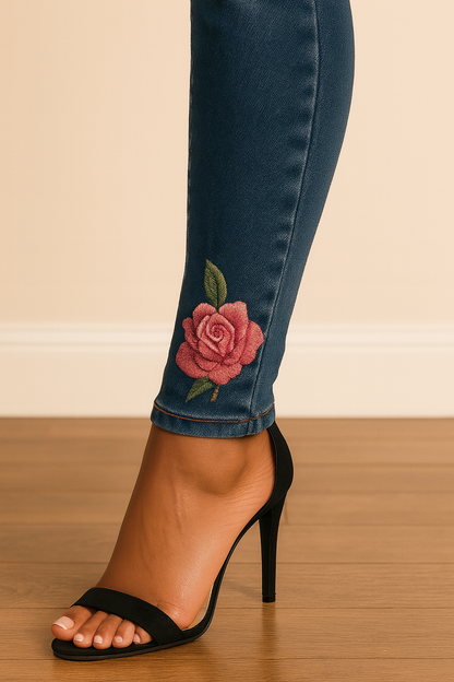 Pantalón Cahia Toledo, vaquero oscuro con bordado de flor, detalle del bajo