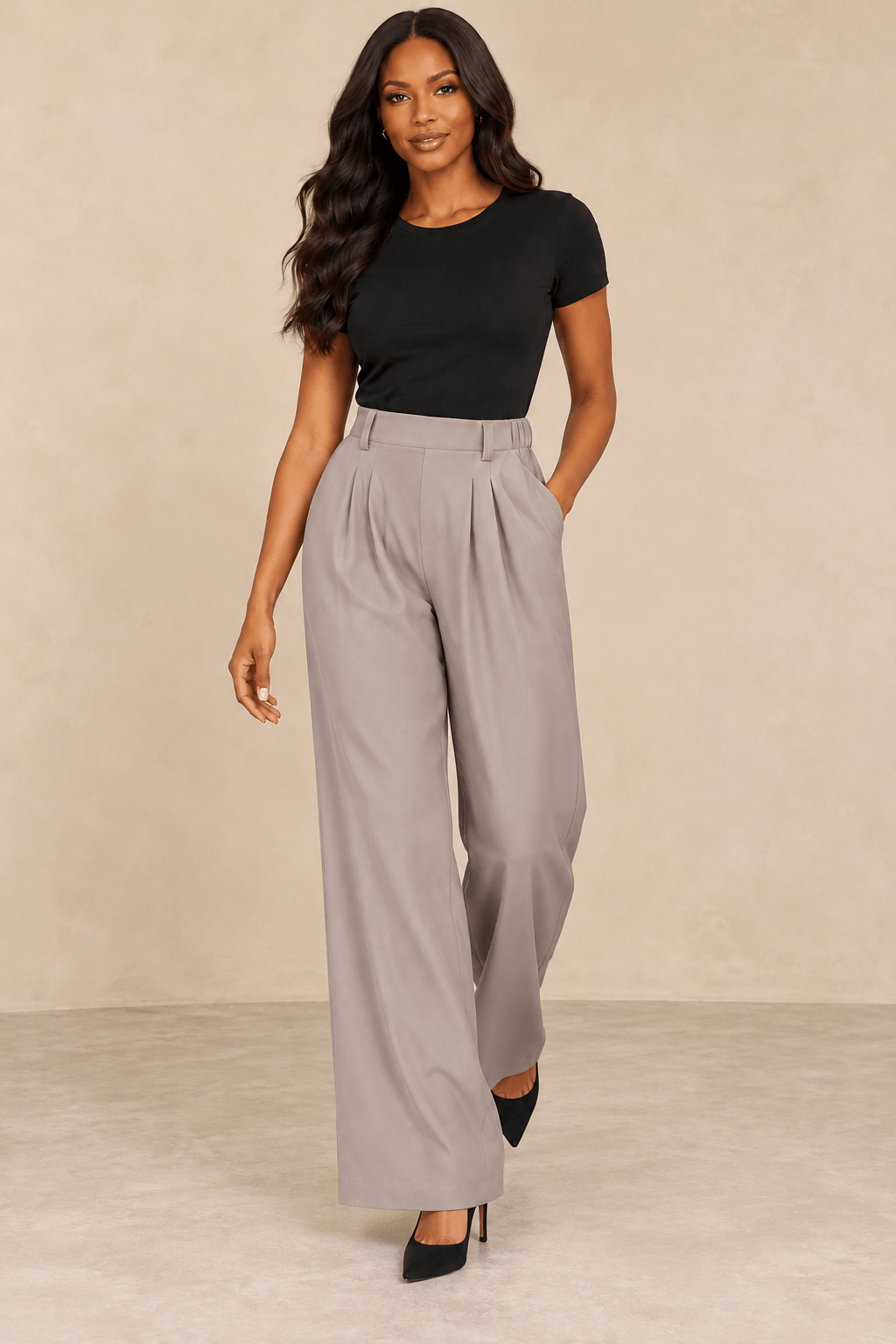 Modelo usando pantalón ancho tiro alto gris claro Cashia Vault con top negro.