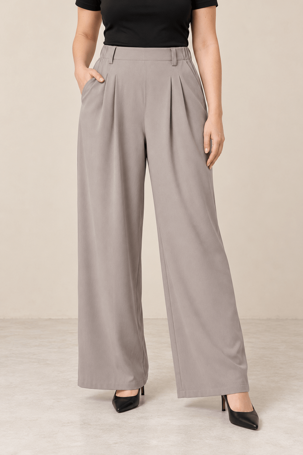 Pantalón ancho de tiro alto gris claro Cashia Vault con bolsillo, modelo de pierna ancha, usado con zapatos de tacón.