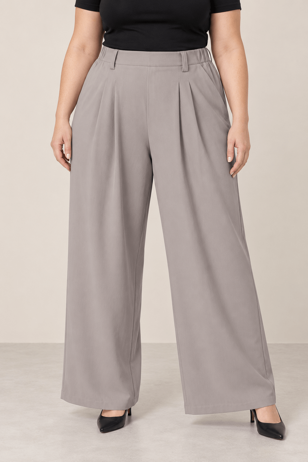 Pantalón ancho de tiro alto gris claro Cashia Vault modelo en un fondo neutro con detalles elegantes.