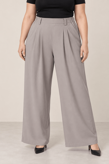 Pantalón ancho de tiro alto gris claro Cashia Vault modelo en un fondo neutro con detalles elegantes.