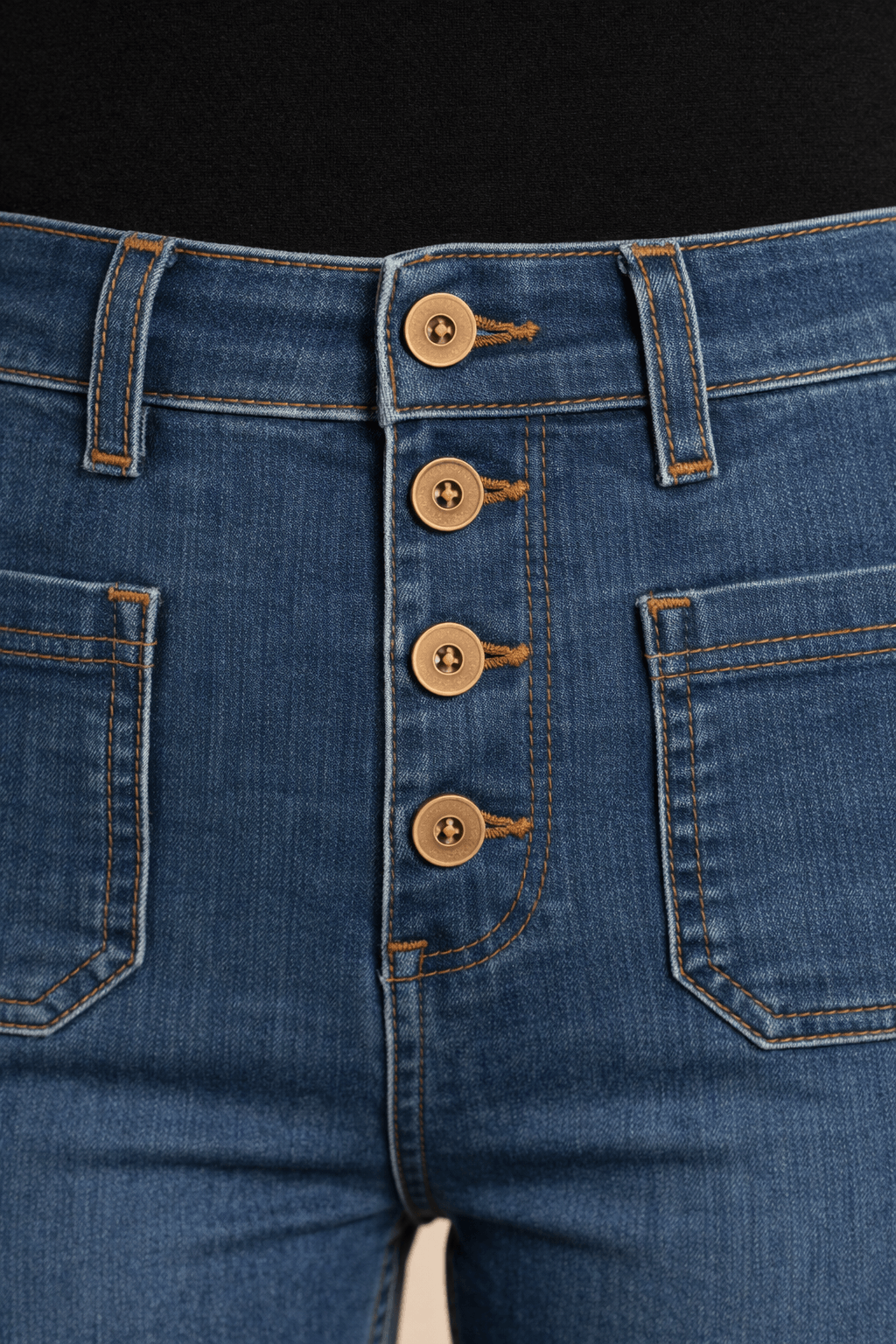 Detalle de botones delanteros del pantalón Cashia Denim 502