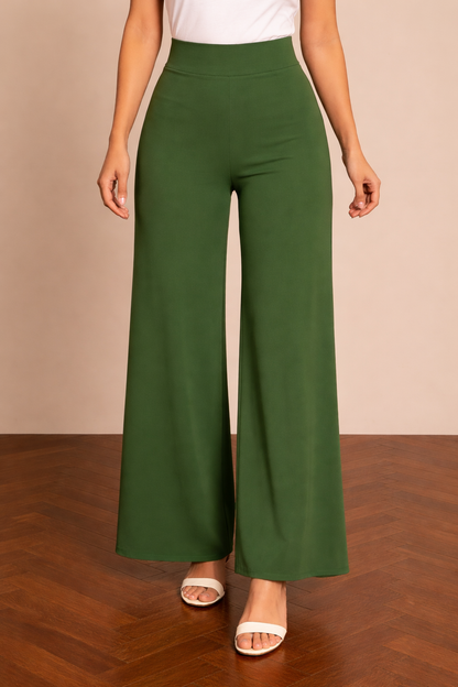 Pantalón Cashia Granada verde militar en medio plano inferior, con piernas rectas y caída amplia desde la cintura hasta el bajo, sobre fondo nude y suelo de madera en espiga.