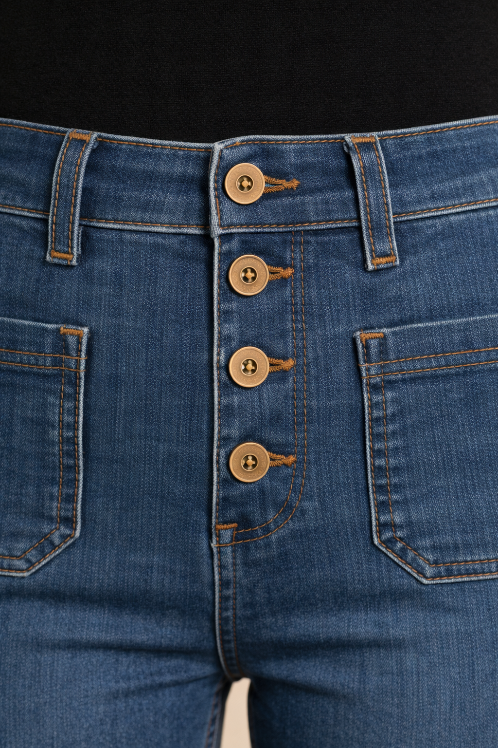 Detalle del cierre frontal con botones metálicos visibles del Pantalón Cashia Málaga azul denim, mostrando el acabado del tejido y las costuras en contraste.